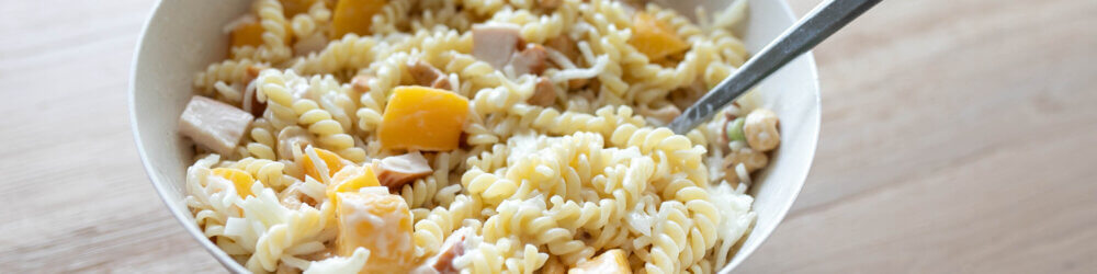 zomerse pastasalade met gerookte kip en perzik