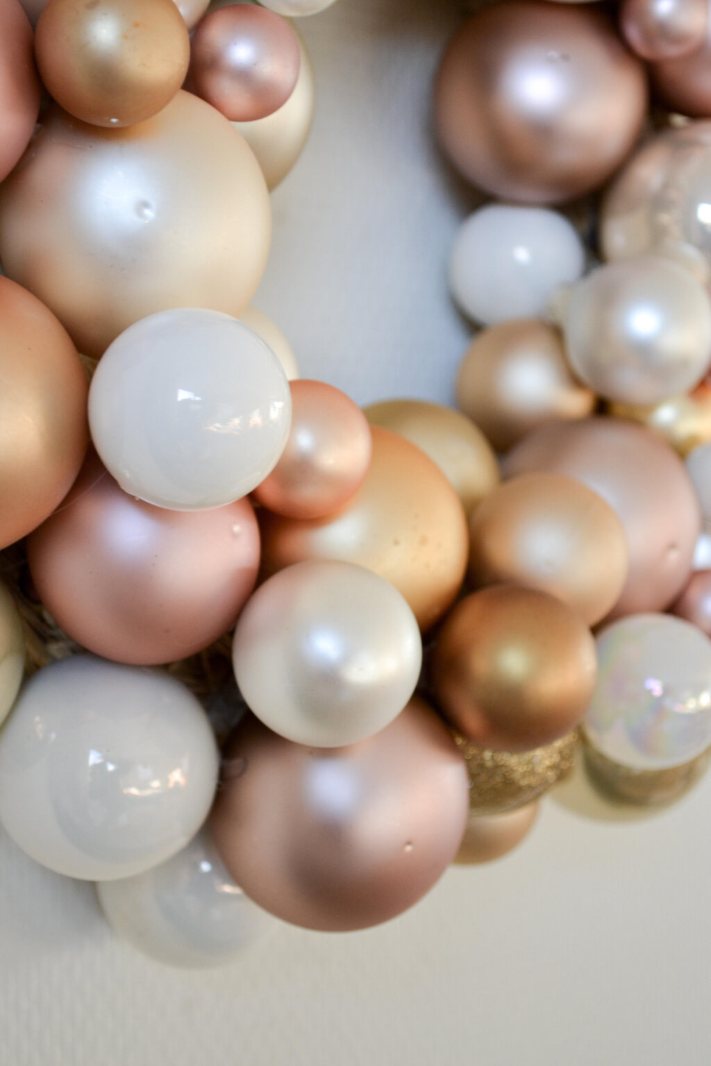 Kerstkrans maken met kerstballen DIY ps. Cheryl