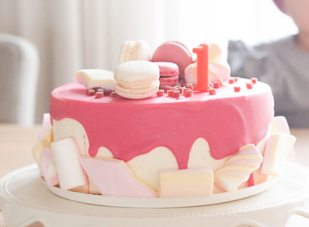 roze hema dripcake versieren verjaardagstaart roze spekjes macarons
