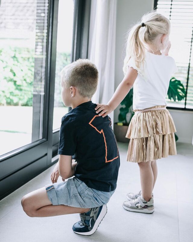 SHOES ME or SHOES YOU 💜 

Hoewel we dit weekend nog heerlijk kunnen genieten van lekker zomerweer, showen Wisse & Carice heel graag hun nieuwe sneakers van @shoesme.nl 

Carice heeft sneakers met een beetje teddy aan de zijkant, heel tof. En Wisse , tsja.. die zijn gewoon super stoer! Check de stories of highlights ook even voor de linkjes. 

Wat vinden jullie er van? 

#pscherylcollab#myshoesme