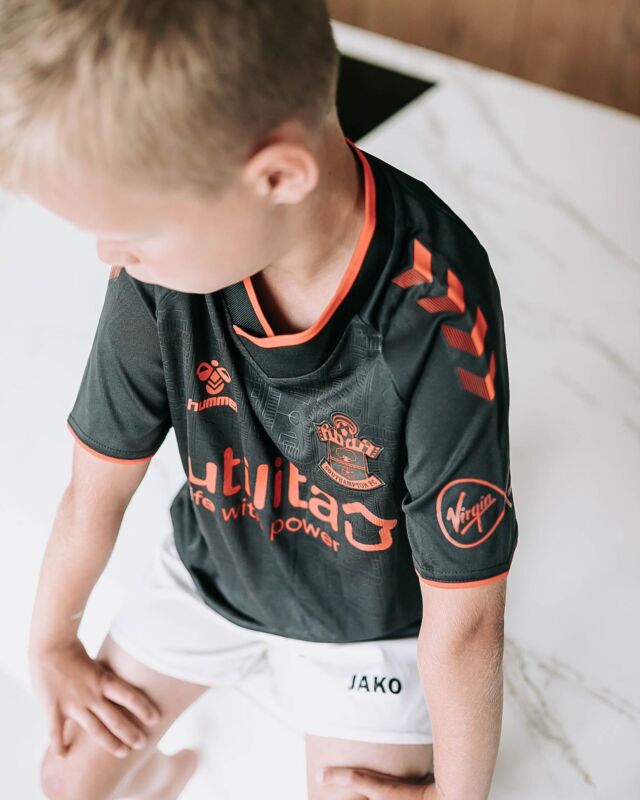 WIN! ⚽️ 

Alle voetbalmoeders /-vaders en -liefhebbers opgelet! Dít is namelijk te leuk! Ik mag namelijk een origineel voetbalshirt weggeven van @fcsurprise_nl 👏 

@fcsurprise_nl is de plek voor mystery voetbalshirts. Ik vertel er alles over in m’n nieuwste blog. Wil je ook een mystery voetbalshirt winnen? Doe dan mee! 

Wat moet je doen? 
> volg ons (@pscheryl & @fcsurprise_nl ) 
> geef in een reactie aan dat je meedoet en welke maat je wilt winnen kids/man/vrouw (check de blog voor de maten) en tag al je mede voetbalmoeders, -liefhebbers etc. 
> als je dan toch op de blog bent geef daar dan ook een reactie voor een extra winkans. 
> je kunt meedoen tot en met volgende week zondag. 
 
#winactie#pscherylcollab#fcsurprise#mysteryshirts#voetbalshirt#winnen