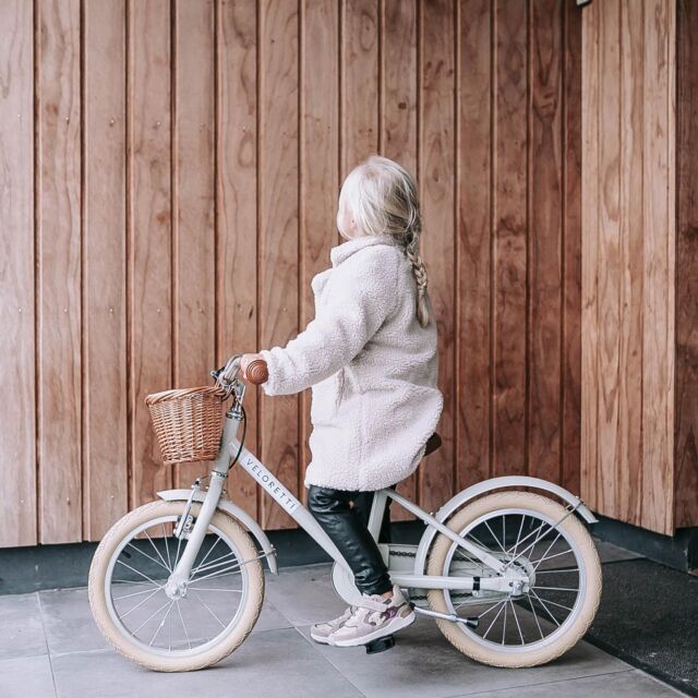 Is het dan nu toch eindelijk herfst?🍁🍂 Het wordt voor het eerst nu ook kouder, dus tijd om de winterjas weer klaar te hangen. Hangt ie bij jullie al klaar? 

Outfit Carice: teddyjas & broek @kixx.nl (linkje in stories) pssst… dit weekend hebben ze 20-30% op heel veel winterjassen. 👌

#kixxlook #pscherylcollab